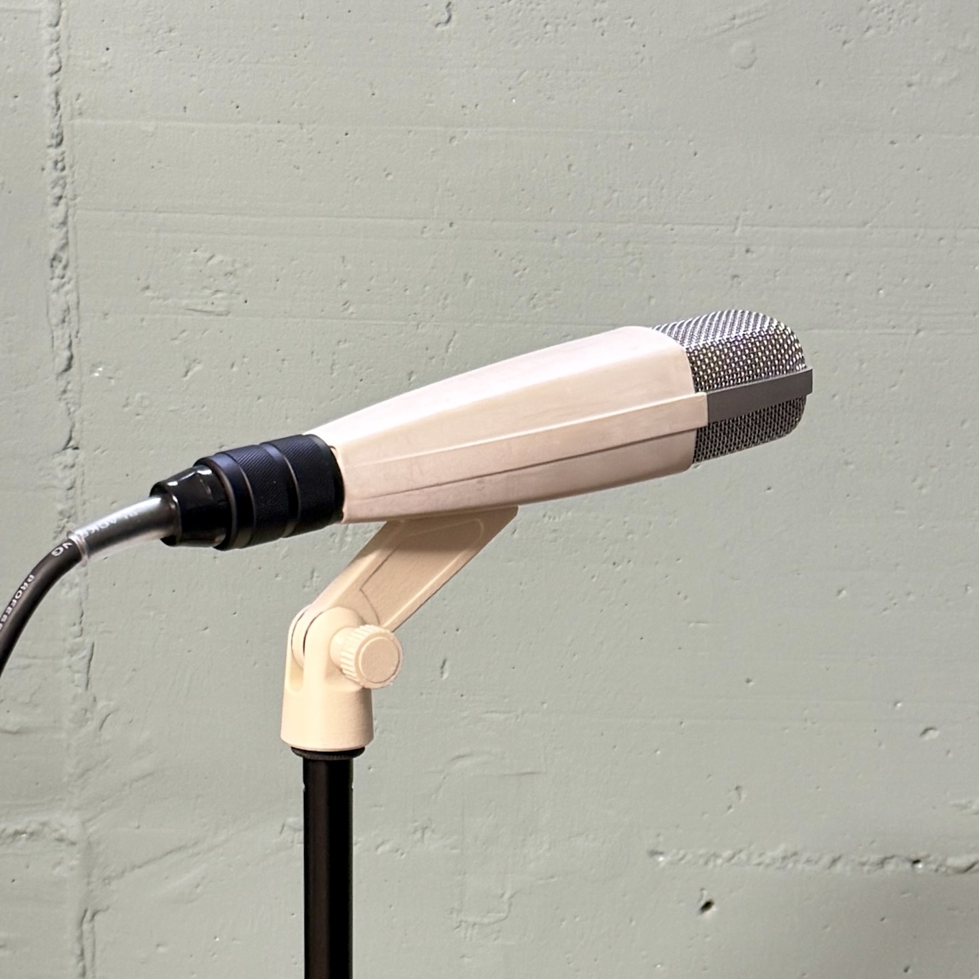Mikrofonhalter für Sennheiser MD421 – Schraubsicherung Standard & Reverse – Bild 1
